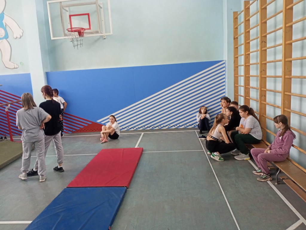 Школьные соревнование по гимнастике среди 1-11 классов. 14