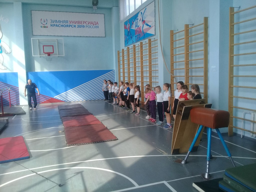 Школьные соревнование по гимнастике среди 1-11 классов. 10