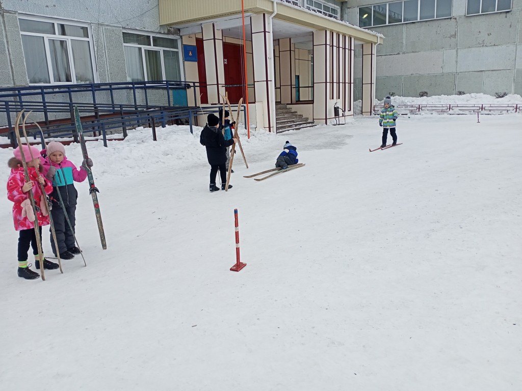 Школьные соревнования по лыжным гонкам. 25
