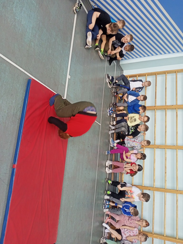 Школьные соревнование по гимнастике среди 1-11 классов. 42