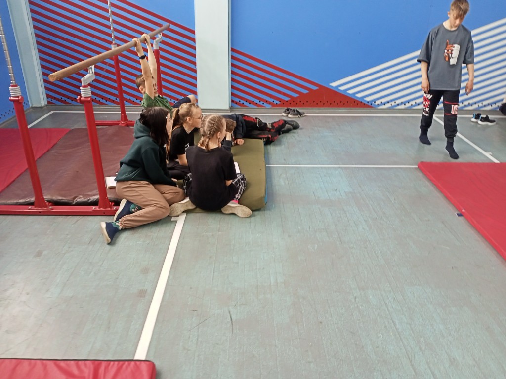 Школьные соревнование по гимнастике среди 1-11 классов. 28