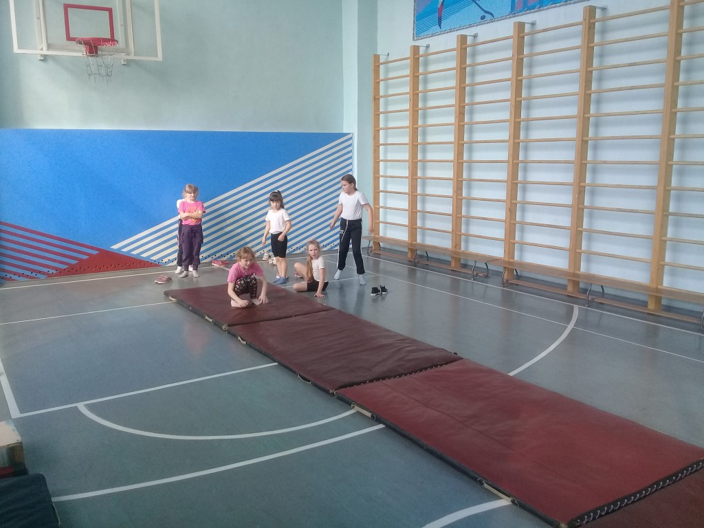 Школьные соревнование по гимнастике среди 1-11 классов. 14