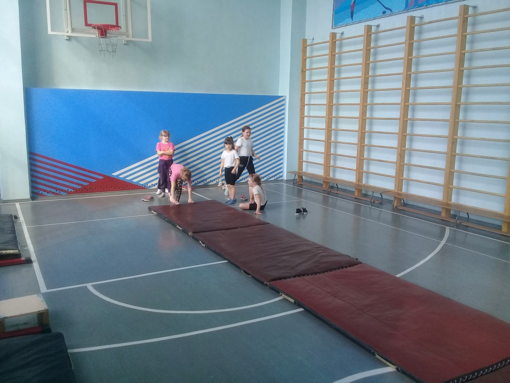 Школьные соревнование по гимнастике среди 1-11 классов. 13